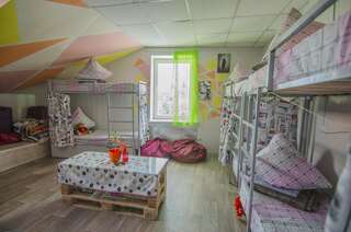Хостелы Lucky Hostel на Крещатике Киев Кровать в общем 8-местном номере-7